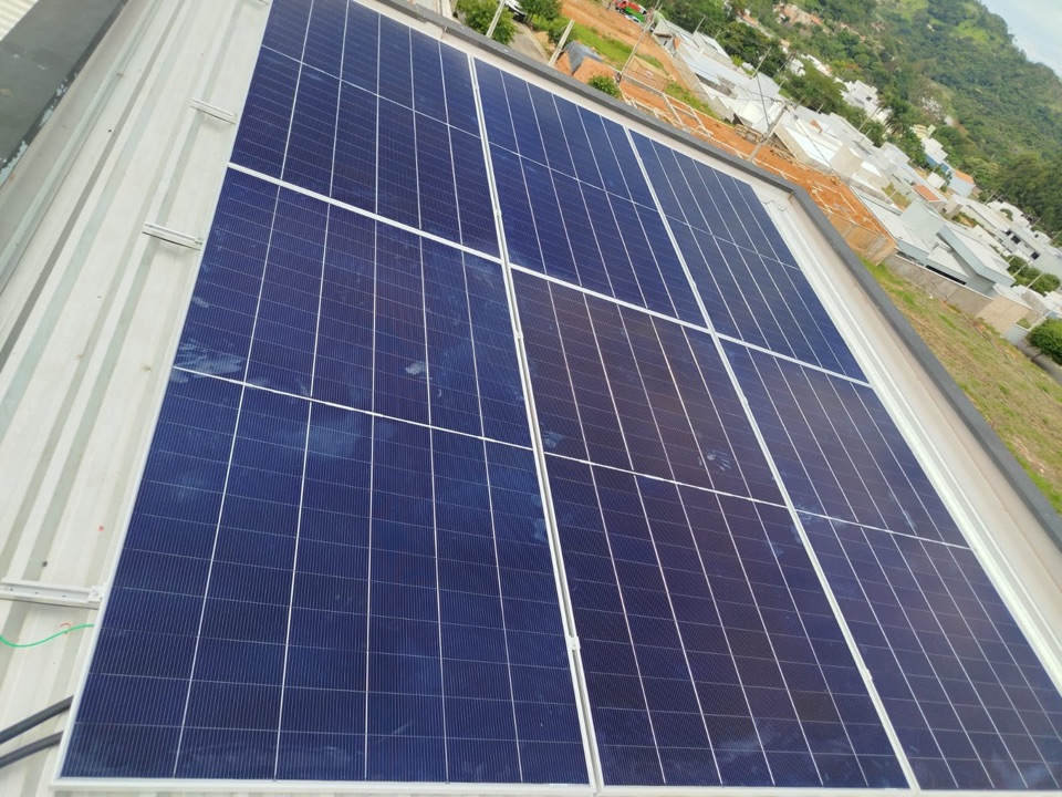 Telhado comercial coberto por placas solares