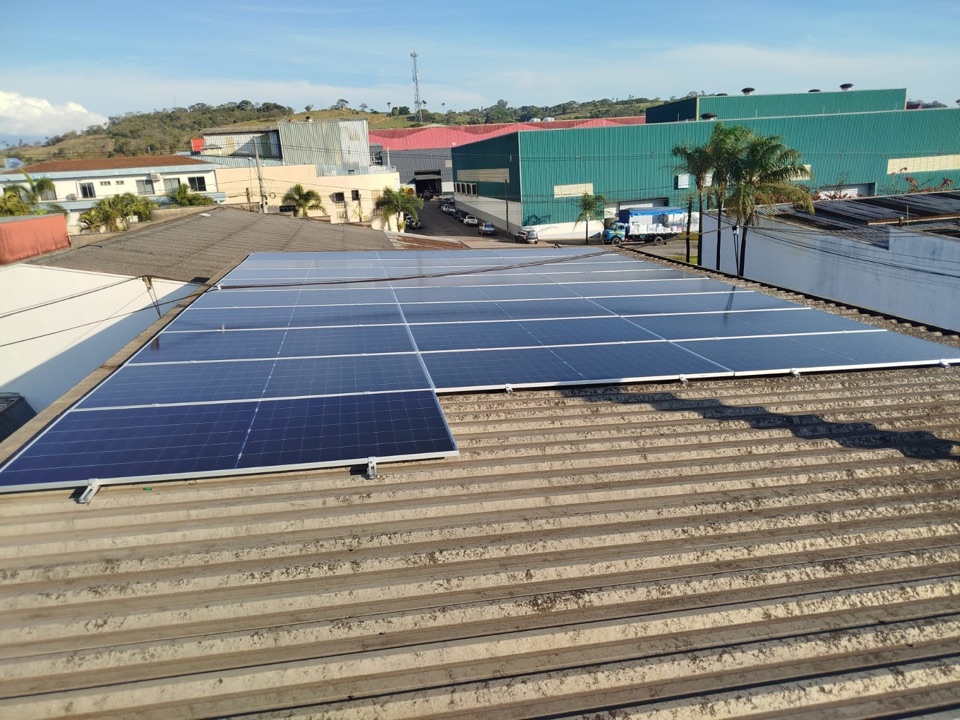 Placas solares no telhado de um galpão comercial