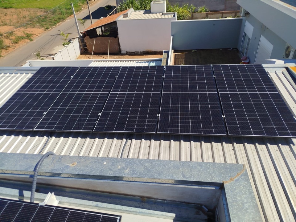 Placas solares sobre cobertura metálica