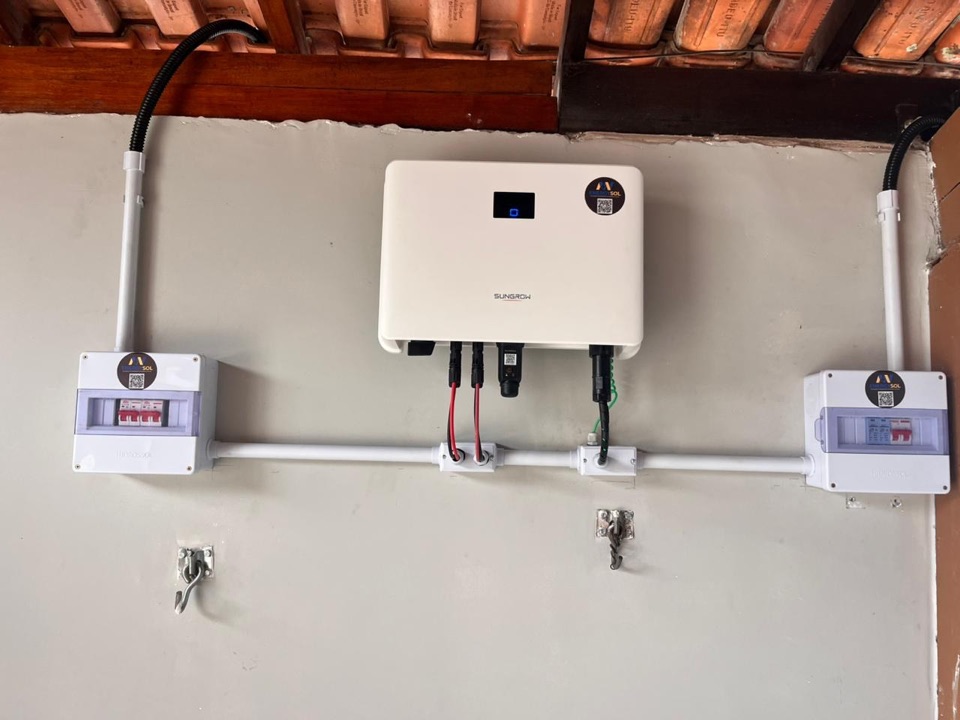 Inversor e quadros de proteção instalados pela MV EnergySol