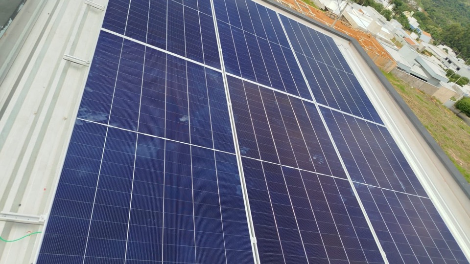 Telhado comercial coberto por placas solares
