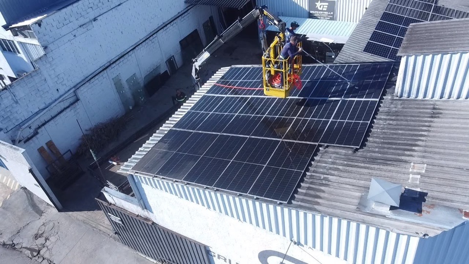 Equipe da MV EnergySol limpando as placas de um telhado comercial