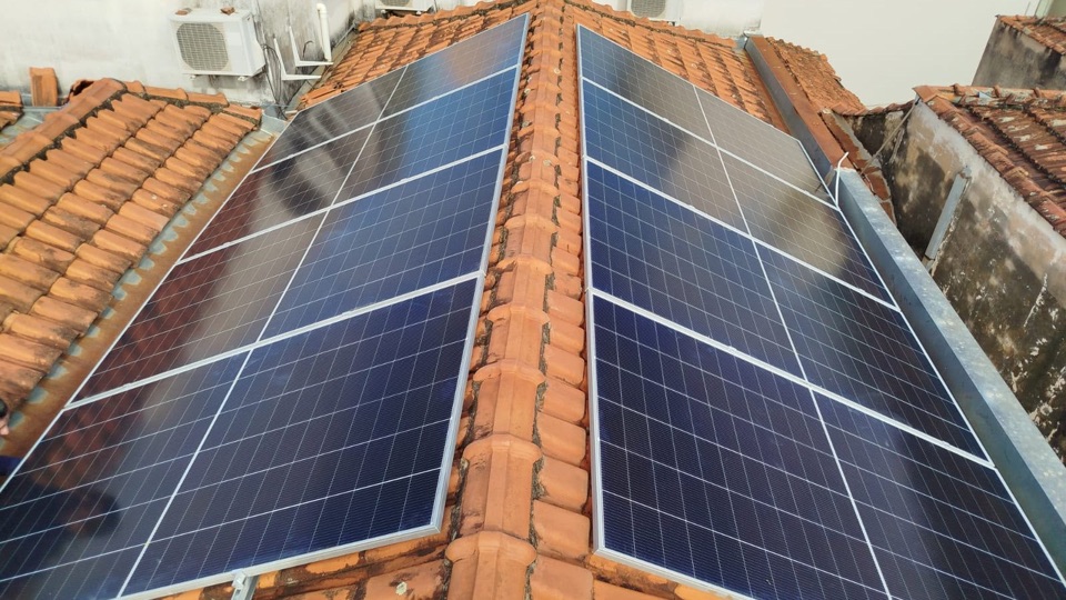 Placas solares nas duas águas de um telhado cerâmico