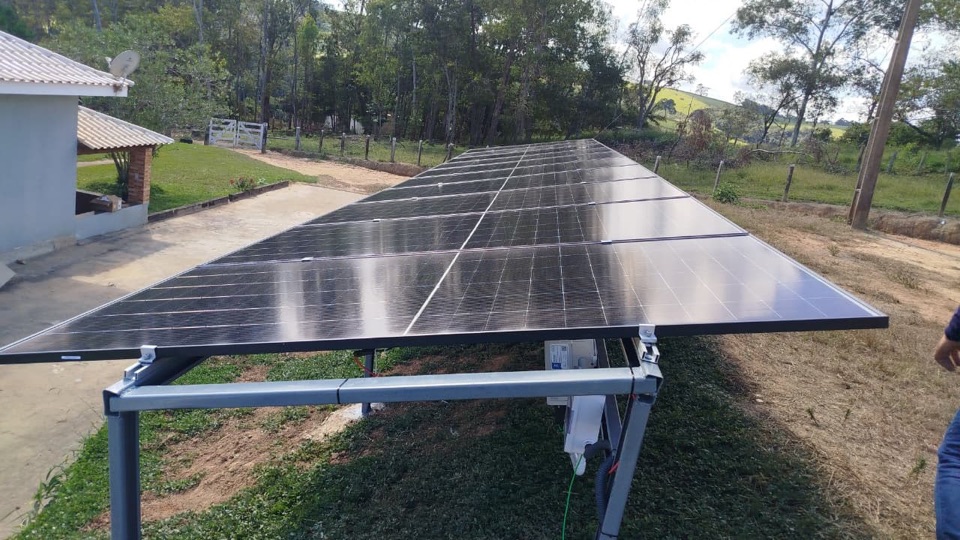 Sistema de energia solar montado no solo, em área com árvores
