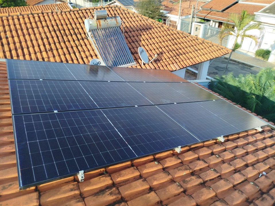 Casa com sistema solar em telhado cerâmico