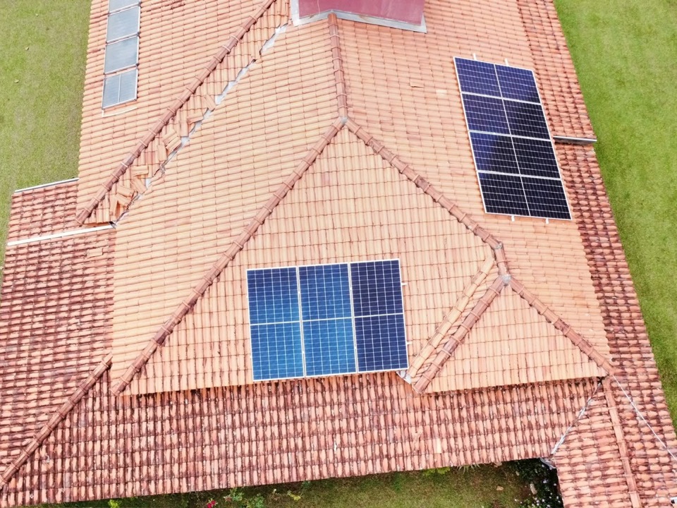 Casa térrea com placas solares
