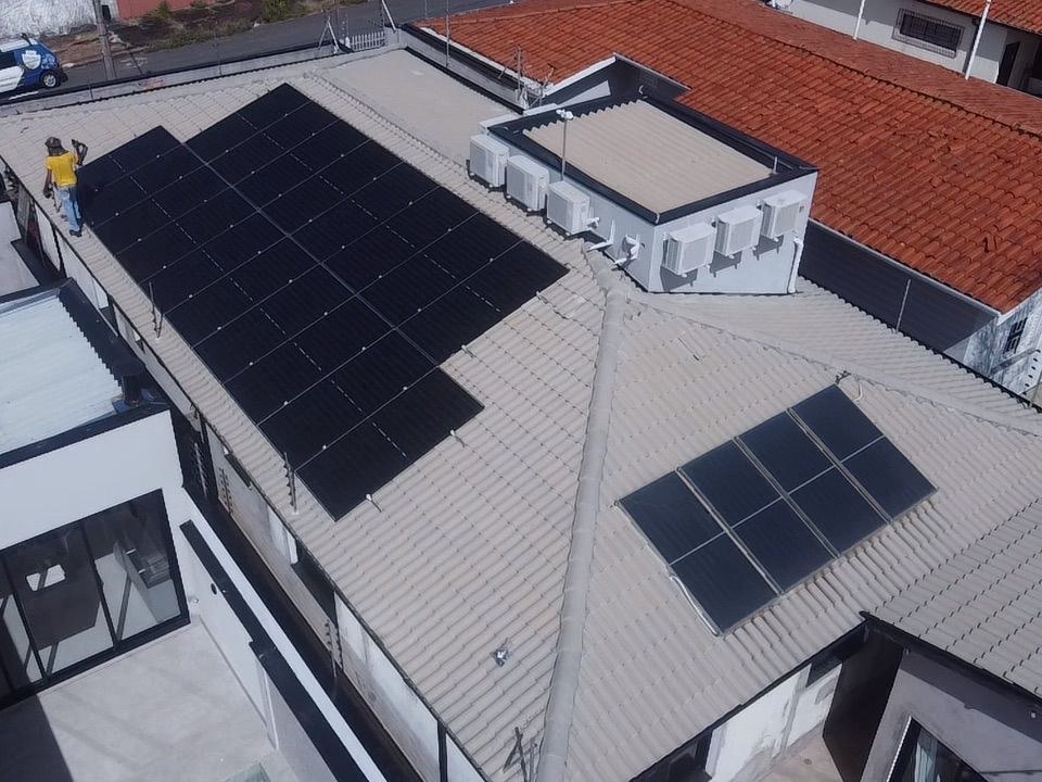 Imóvel com terraço e placas solares