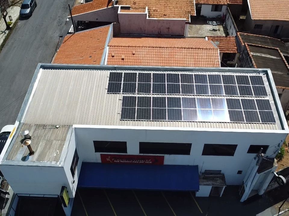 Prédio comercial com placas no telhado