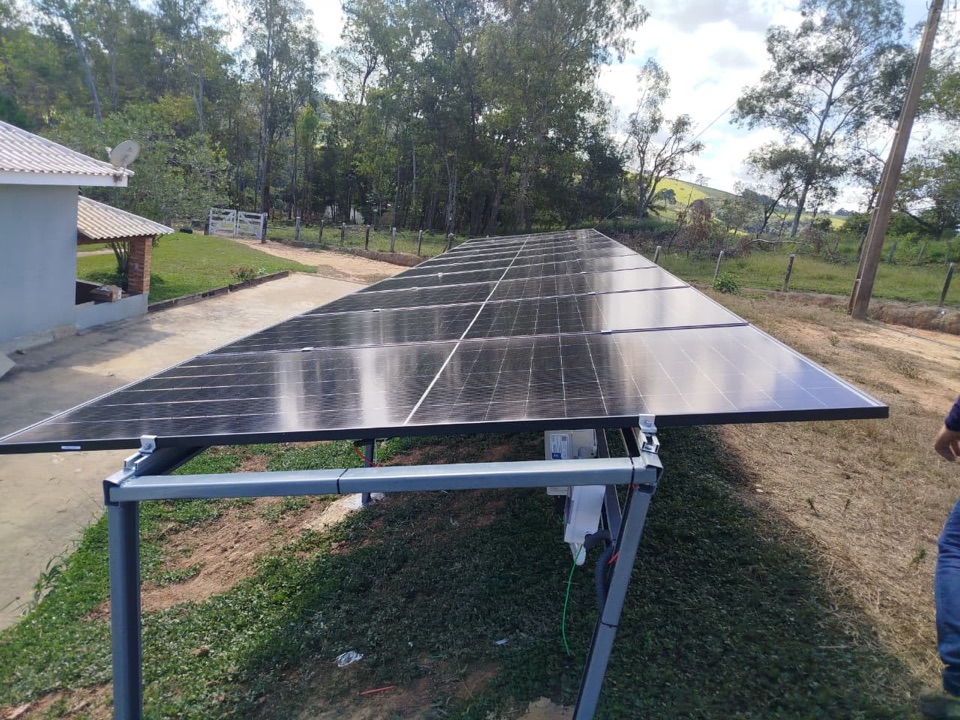 Sistema de energia solar montado no solo