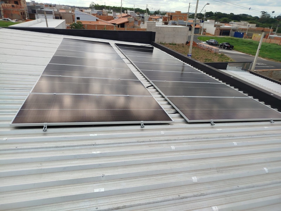 Placas solares em telhado metálico