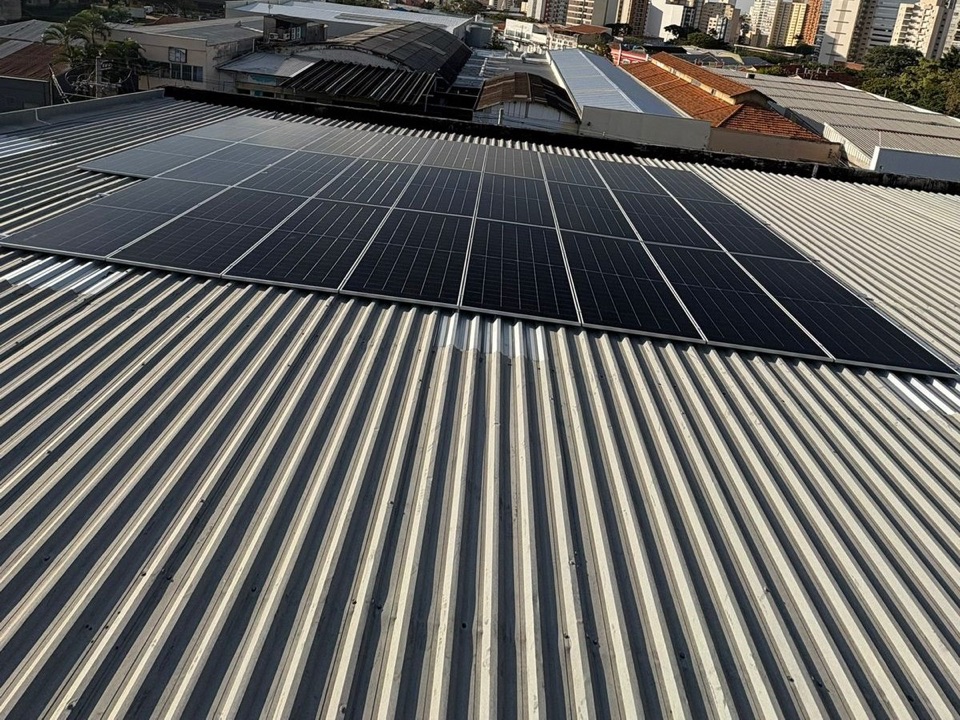 Telhado metálico com vista para a cidade