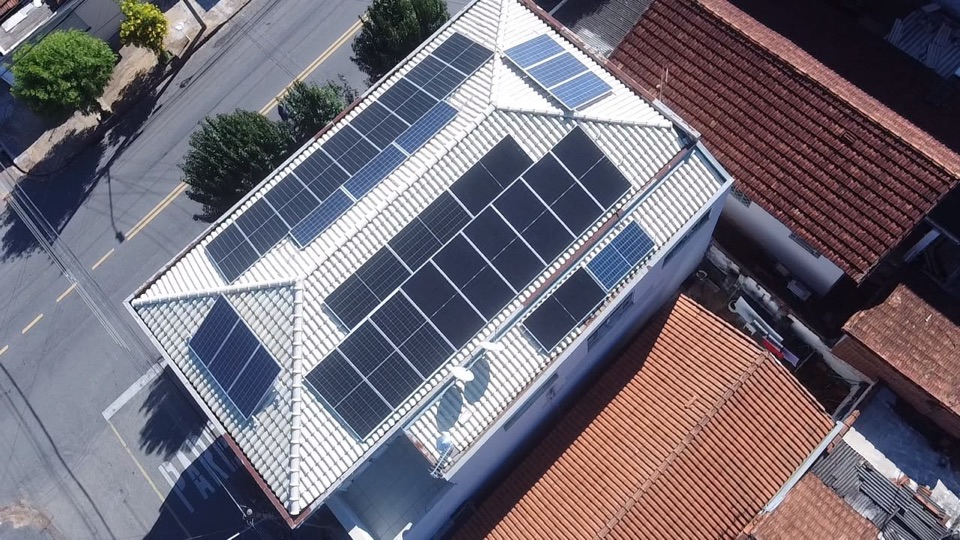 A conta de luz zera com energia solar?