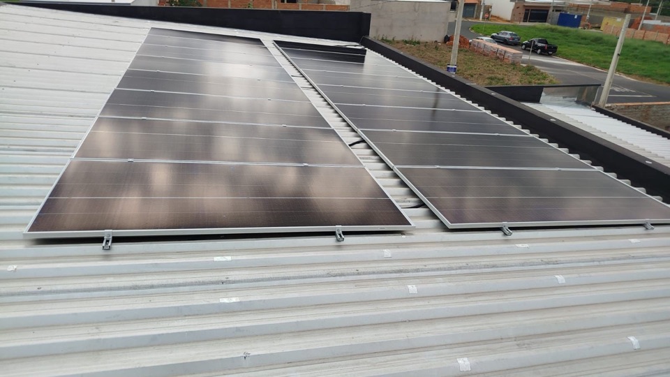 Energia solar funciona em dia nublado e na época de chuva?